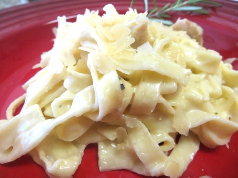 Rosmarin Alfredo mit gebratenen Hähnchenschenkeln