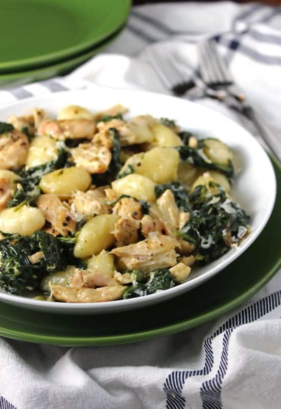 Gnocchi crémeux au poulet et au chou frisé pour un repas rapide en semaine