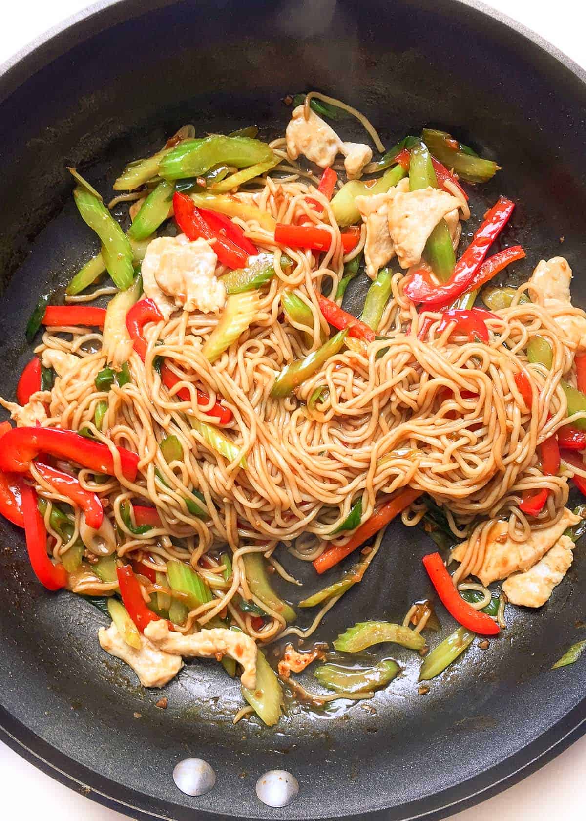 Lätt och friskt recept på kyckling Lo Mein från Andie Mitchell