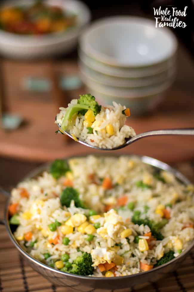 Dieses gesunde Rezept für gebratenen Reis ist einfach zuzubereiten und schmeckt köstlich. Es ist ein tolles Kurzrezept für ein Abendessen unter der Woche!