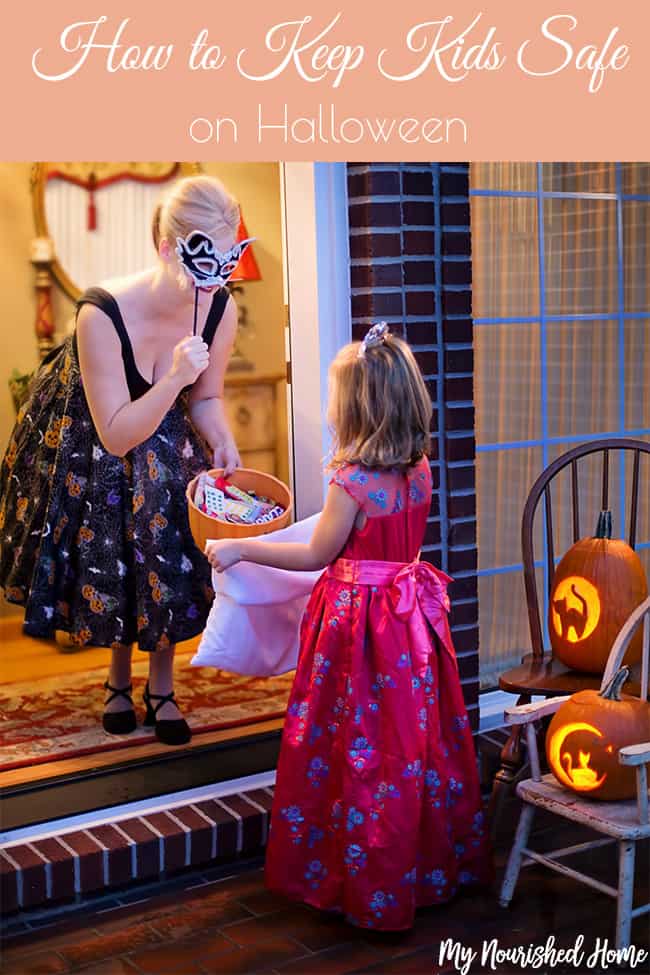 Here is our safely checklist to make sure our kids are saft on Halloween