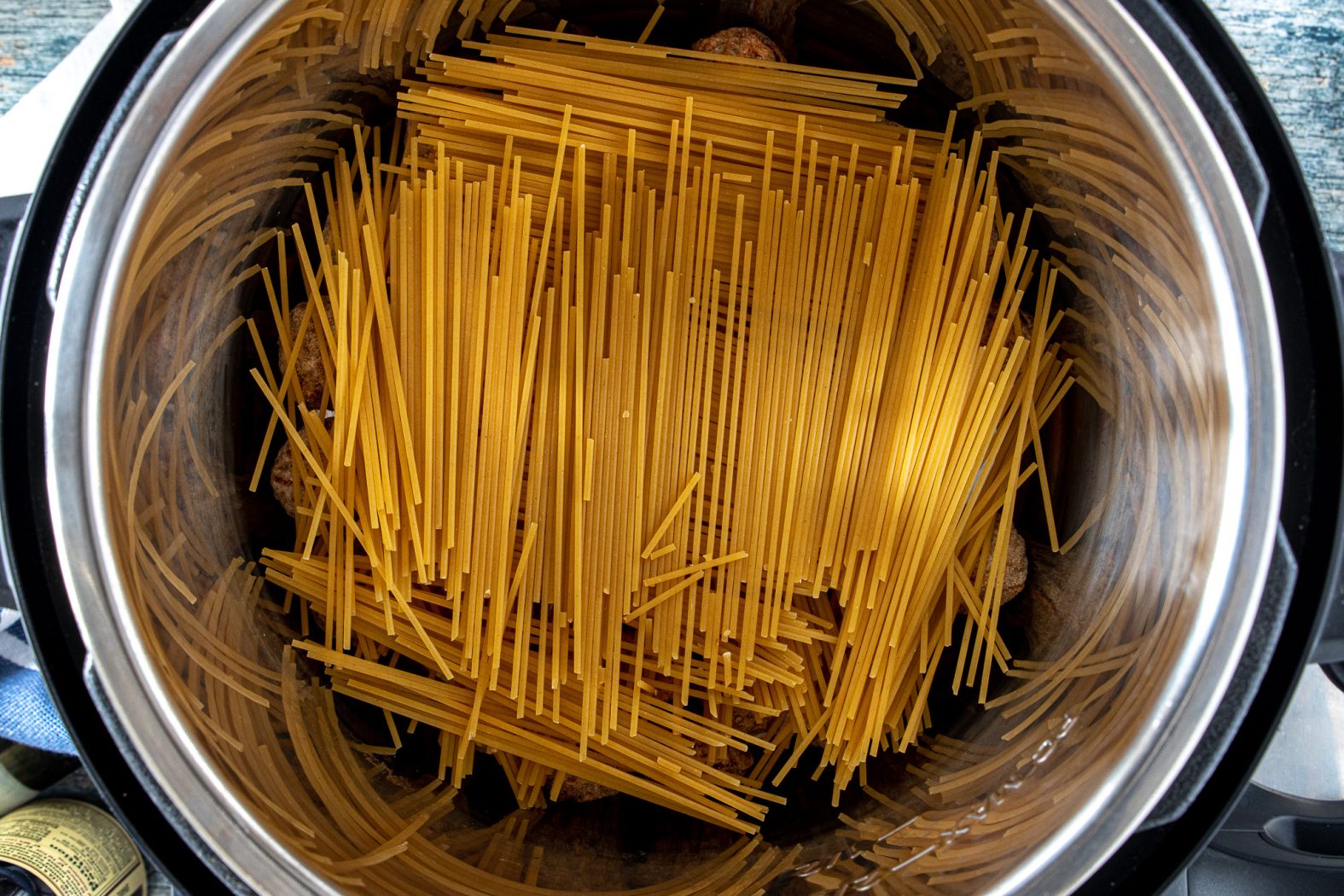 dry spaghetti noodle in an instant pot